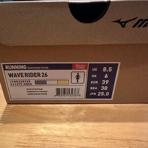 Brand new, with tags, still in box Mizuno Wave Rider 26 size 8.5
